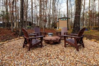 Cozy Cabin Retreat with Loft Hideaway, Fire Pit & Nature Trails in Monteagle, Tennessee - 9