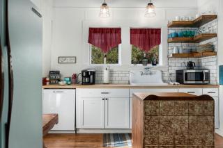 Pet Friendly, Rustic Cottage with Hot Tub and Charming Backyard, Perfect for a Weekend Escape from Austin, Texas - 3