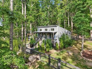 Exquisite Cabin with Stunning Interior, Outdoor Deck and Hot-Tub in Tennessee - 5