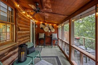 Romantic and Secluded Log Cabin with Private Hot Tub in Eureka Springs, Arkansas - 4