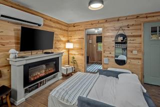 Romantic and Secluded Log Cabin with Private Hot Tub in Eureka Springs, Arkansas - 1
