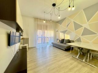 Centro & Leonardo: Trilocale Moderno con Balcone - 1