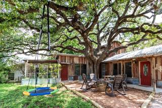 Chic, Renovated Barn with Hot Tub near the Heart of Fredericksburg Texas, Perfect for a Rustic Escape - 9