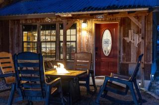 Chic, Renovated Barn with Hot Tub near the Heart of Fredericksburg Texas, Perfect for a Rustic Escape - 8