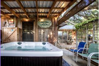 Chic, Renovated Barn with Hot Tub near the Heart of Fredericksburg Texas, Perfect for a Rustic Escape - 7