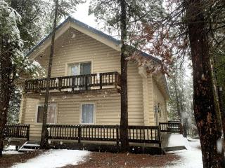 Cozy Log Cabin Close to Yellowstone National Park, Idaho - 0