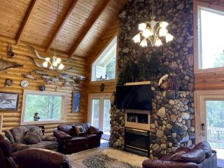 Cozy Log Cabin Close to Yellowstone National Park, Idaho - 9