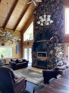 Cozy Log Cabin Close to Yellowstone National Park, Idaho - 2