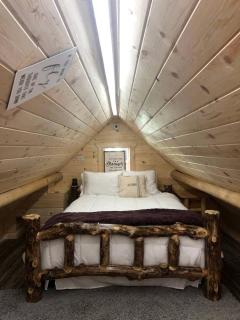 Peaceful Log Cabin Perfect for a Romantic Getaway near Yellowstone, Idaho - 4