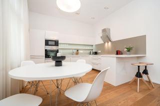 Stylish 2-bedroom with Balcony - 5