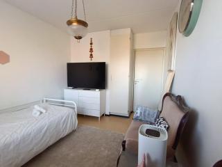 stay near airport & center and train station and alway public transport and self check in and in private room with single bed - 1