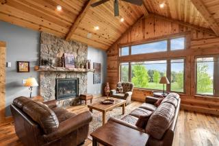 Luxury Cabin Getaway with Views of Lake Wanahoo near Lincoln in Nebraska - 9