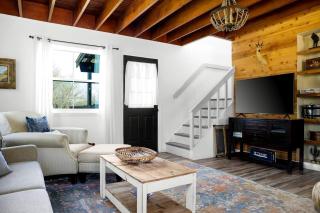 Charming Farmhaus Retreat with Hot Tub Near Fredericksburg Wine Trail, Fredericksburg TX - 2