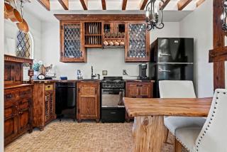 Enchanting Fairytale Cottage with Secret Spa Retreat near Fredericksburg, Texas - 9