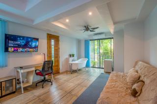 Penthouse Crystal Bay Apartments - 7