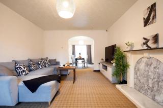 Spacious 4-Bed House in Didsbury - Free Parking - 0