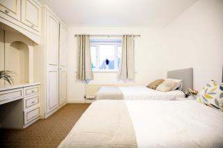 Spacious 4-Bed House in Didsbury - Free Parking - 4