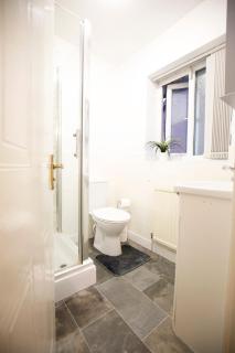 Spacious 4-Bed House in Didsbury - Free Parking - 1