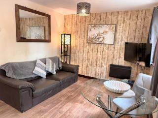 Wren 21-Hot Tub-Woodland Lodges-Tenby-Camarthenshire - 5