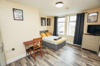 Simple Studio Central Derby with Smart TV and WiFi - 0