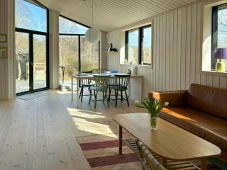 Moderne Træhus I Helgenæs' Bakkede Natur - 1