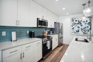 Bright & Beachy Luxury Condo - 6