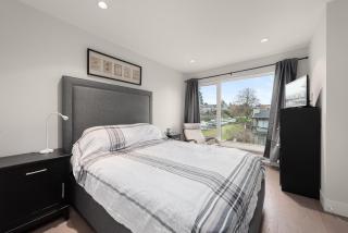 NorthVan Elite Townhouse - 8