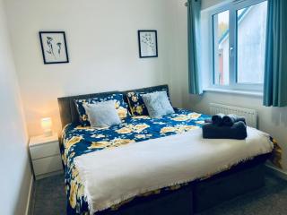 3BR Contractor House Parking 2 Bath - 6