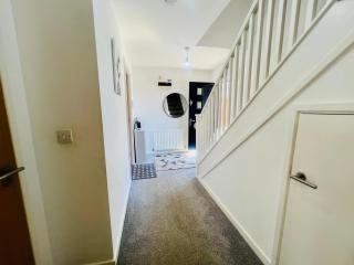 Spacious 3BR 2Bath Contractor House by Jesswood Properties , Sleeps 5 With Free Parking Near M1 & Luton Airport - 6