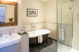 Tudor Farmhouse Hotel - 9
