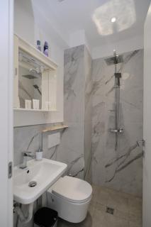 Real Modern Rapallo Retreat 2 Balconies 7-min Walk to Beach Sleeps 6 - 1