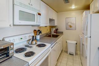 Sea Colony Ocean 2nd floor condo with pool basketball court & free WiFi - 3