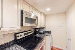 Sea Colony 6th floor condo with pool shared sauna & gym partial ocean view - 4