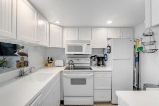 Sea Colony 8th floor condo with free WiFi balcony shared pool & ocean view - 1