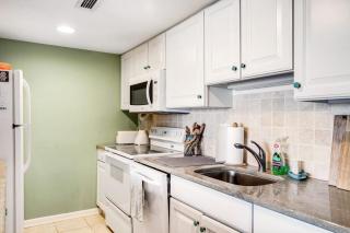 Sea Colony Ocean 7th floor condo with pool shared sauna & tennis court - 3