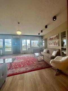Parliament view cozy apartment with balcony - 9