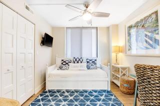 Sea Colony Ocean 5th floor condo with balcony shared sauna & tennis court - 5
