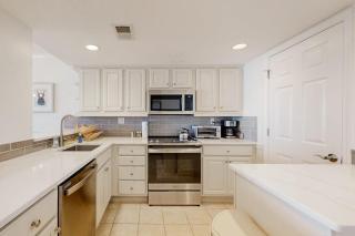 Renovated oceanfront Sea Colony 7th floor condo with balcony & basketball court - 3