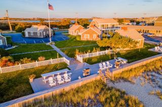 Oceanfront cottage near town with full kitchen AC beach access & patio - 7