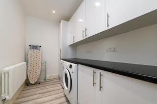 Spacious 3 Bedrooms in City Centre with Secure Parking! - 3