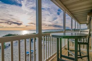 Oceanfront escape with full kitchen bay-view balcony AC & firepit - 8