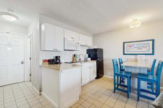 Oceanfront studio with lovely views AC & great location - dogs welcome - 4