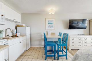 Oceanfront gem with amazing beach views AC & WiFi - dogs welcome - 4