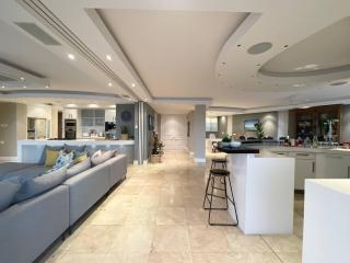 Luxurious beach penthouse in the heart of Humewood - 4