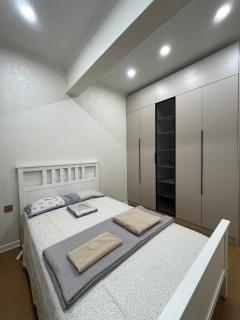 Peaceful Minimalist Stay, 2 Baths, Shopping Nearby - 5