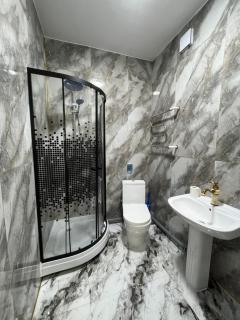 Peaceful Minimalist Stay, 2 Baths, Shopping Nearby - 4