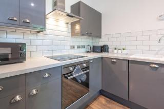Elegant 2-Bed Retreat - Uni & LGI Location - 9
