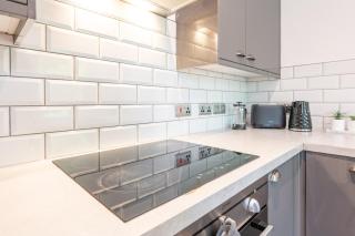 Elegant 2-Bed Retreat - Uni & LGI Location - 8