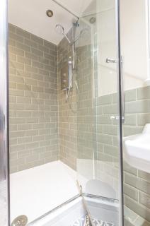 Elegant 2-Bed Retreat - Uni & LGI Location - 5