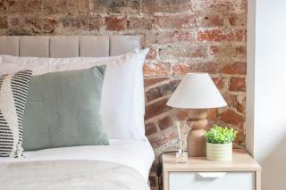 Elegant 2-Bed Retreat - Uni & LGI Location - 3